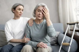 Gambar Kondisi Seorang Nenek Mengalami Pusing Akibat Stroke - Fisiohome