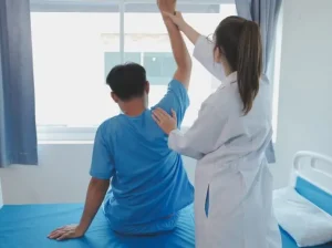 Gambar seorang fisioterapis sedang melakukan terapi kepada pasien di rumah – Fisiohome