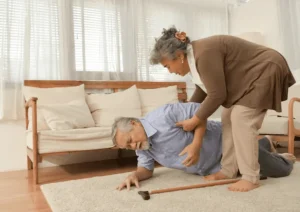 Gambar seorang kakek sedang jatuh dan terkena stroke - Fisiohome