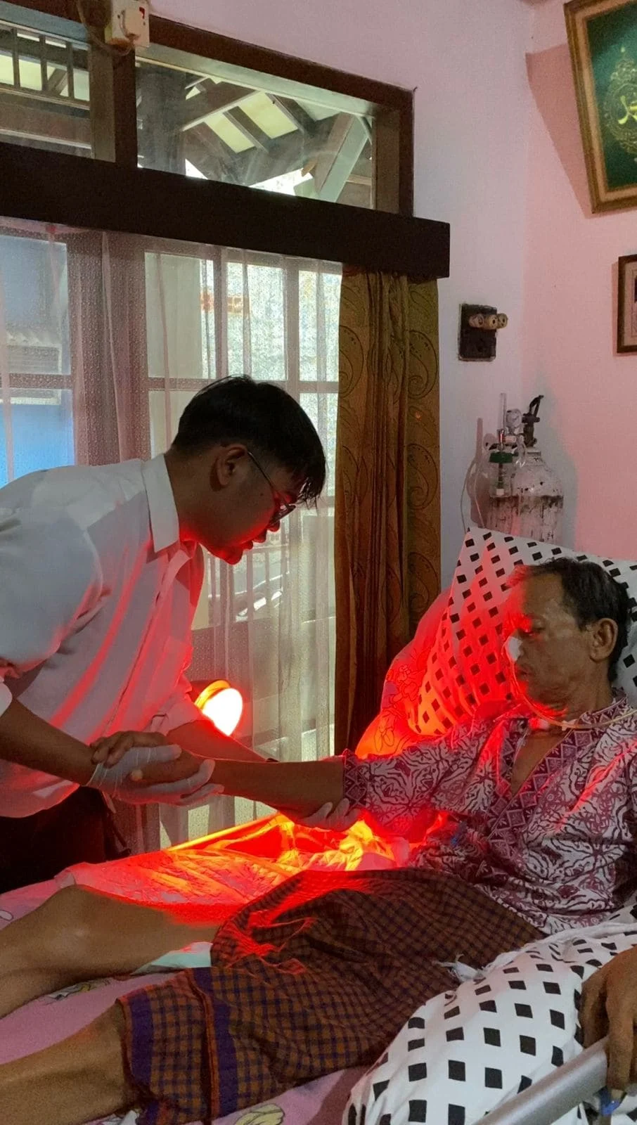Fisioterapis Fisiohome melakukan manual therapy pada pasien nyeri punggung