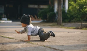 Gambar seorang anak sedang berjalan merangkak - Fisiohome