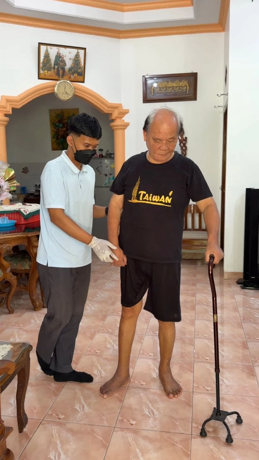 Fisioterapis Fisiohome membantu latihan gerak pasien di rumah