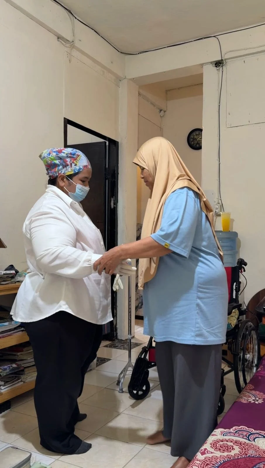 Fisioterapis Fisiohome memberikan terapi pasca stroke di rumah pasien