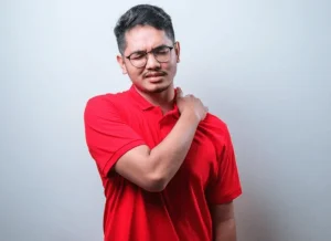 Gambar seorang pria sedang sakit pundak - Fisiohome