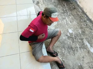 Gambar Bapak Bambang Setiawan kesakitan dan tidak bisa bergerak