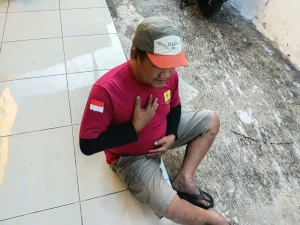 Gambar Bapak Bambang Setiawan sedang kesakitan