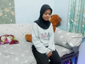 Sebuah gambar mba Ajeng Nandini sedang sedih