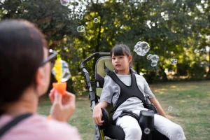 Gambar seorang ibu sedang memainkan permainan dengan seorang anak