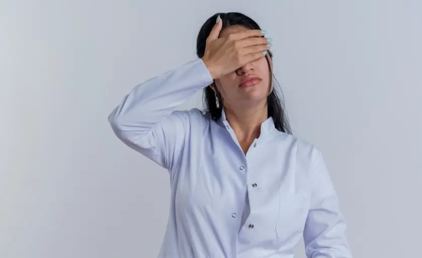 Gambar seorang wanita sedang pusing.