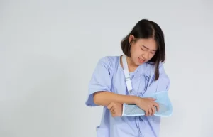 Gambar seorang wanita sedang kesakitan