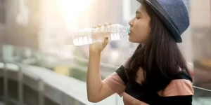 Gambar seorang wanita sedang minum