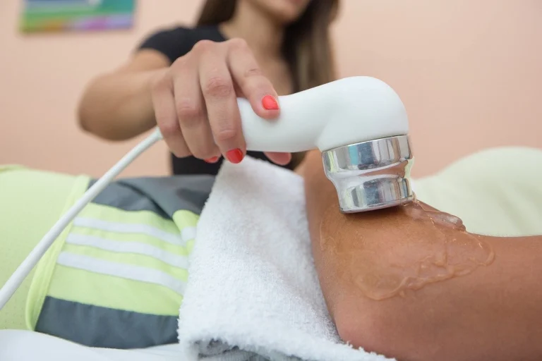 Beragam alat fisioterapi seperti TENS, ultrasound, dan resistance band di ruang terapi.