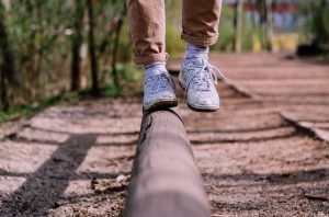 Gambar kaki sedang menjaga keseimbangan