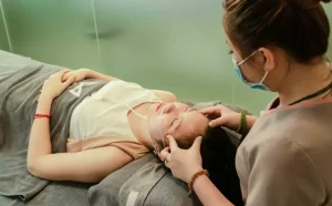 Gambar seorang wanita sedang mengurut kepala seorang wanita lain