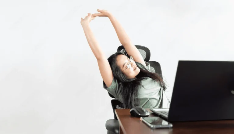 Gambar seorang perempuang sedang duduk