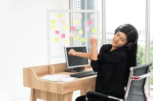 “Seorang pekerja kantoran duduk di kursi ergonomis untuk meningkatkan kenyamanan, produktivitas, dan kesehatan fisik di tempat kerja