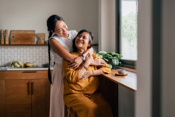Gambar seorang wanita sedang memeluk ibunya